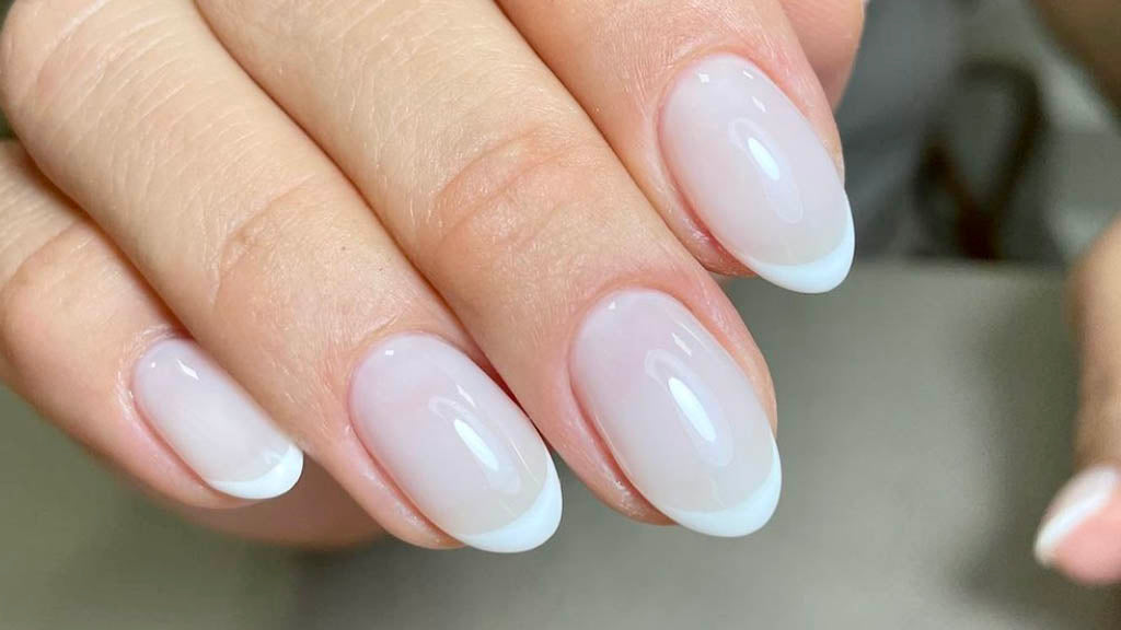 Cromada, glazed e francesinha invertida são novidades para pintar as unhas